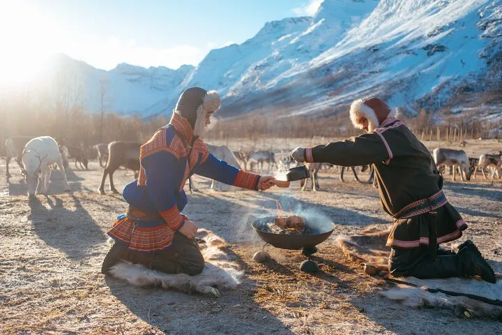 Lasso throwing at a Sami family reindeer camp near Tromsø, a small-group Tromso reindeer tour